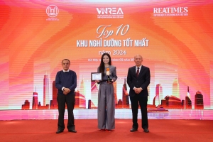 Đại diện Văn Phú - Invest nhận giải thưởng Top 10 khu nghỉ dưỡng tốt nhất